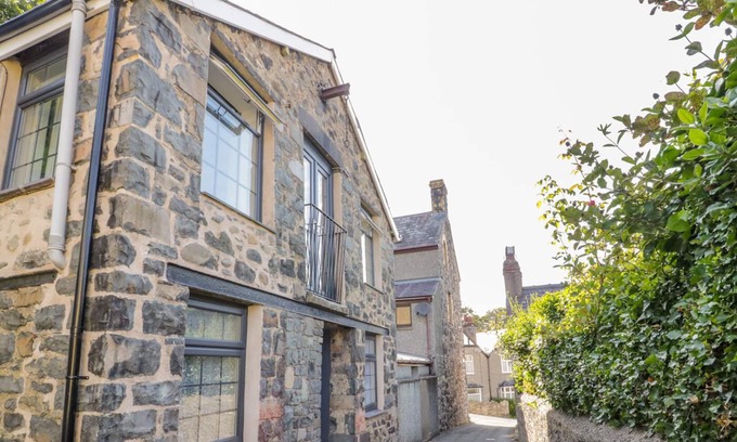 Llanfairfechan Cottage | BRON RALLT NEWYDD, pet friendly, with open fire in Llanfairfechan