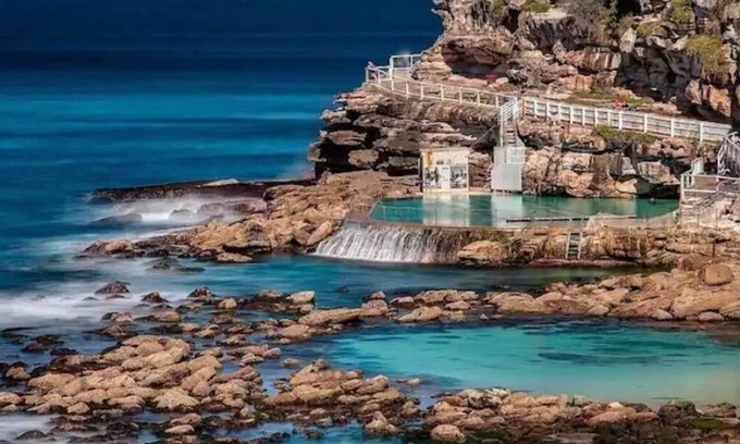 Bronte Apartment | Bronte Beach with views, footsteps to the beach!