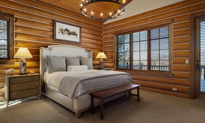 Victor Cabin | Bronze Buffalo Club Cabin enjoys private resort amenities