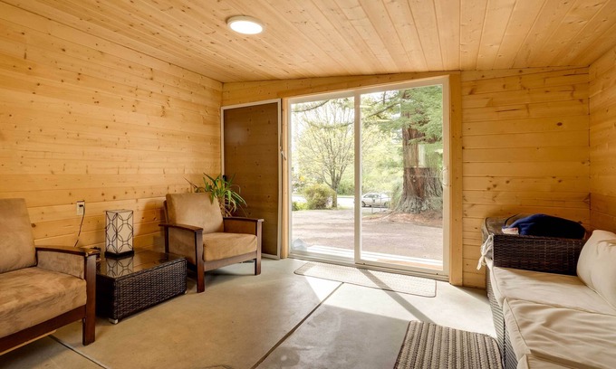 Brookings House | Brookings Home w/Deck, 1/2 Mi to Harris Beach!