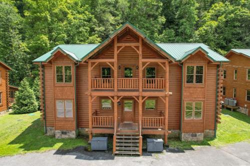 Gatlinburg - Pigeon Forge House | Brookshore by AvantStay Relaxing Backyard Creek 10mins from Pigeon Forge