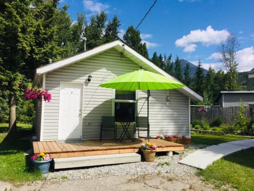 Golden Hotel | Brookside Motel