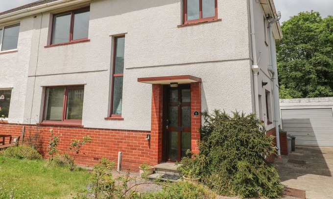 Mumbles Cottage | BROOKVALE ROAD, pet friendly, with a garden in The Mumbles