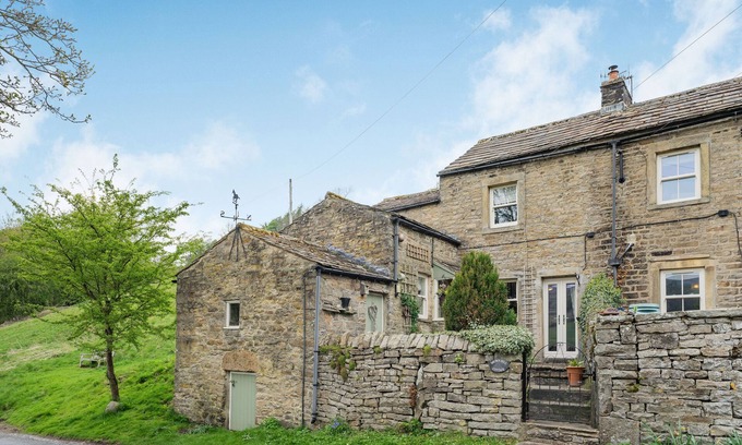Fremington Cottage | BROWN HILL COTTAGE, family friendly, with open fire in Low Row