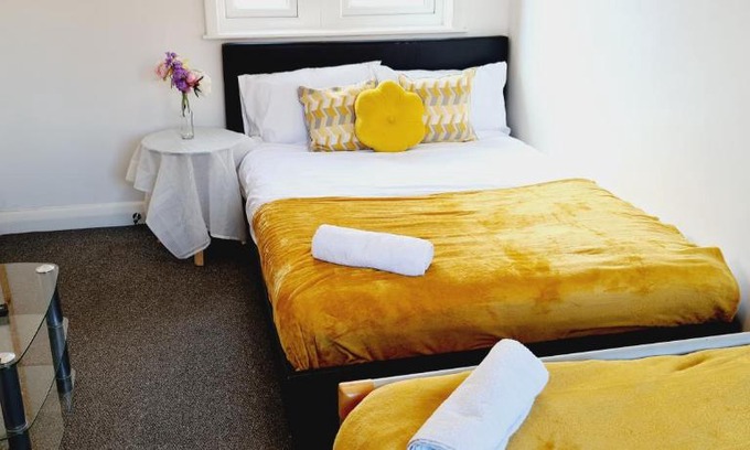 Derby House | Browning House 3 bedroom 6 beds Long or Short Stay