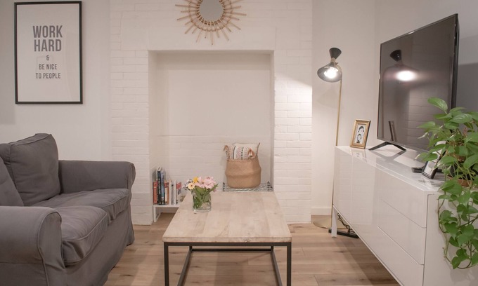 Communipaw Apartment | Brownstone 2 Bedroom Near NYC FREE Parking