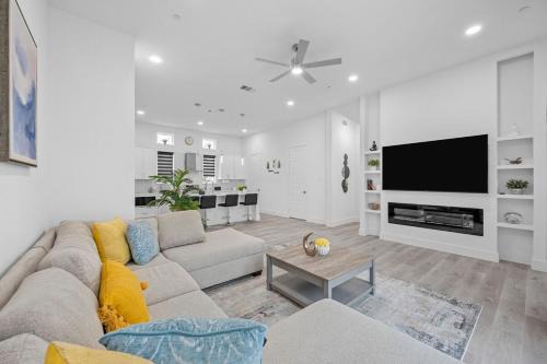 Dallas Apartment | BRs w Ensuite Baths l Pet-Friendly l Central Loc