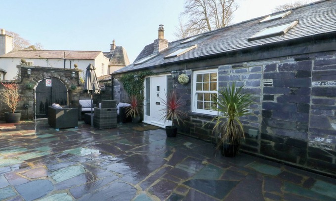 Bangor House | BRYN DERWEN COACH HOUSE, pet friendly, with hot tub in Bethesda