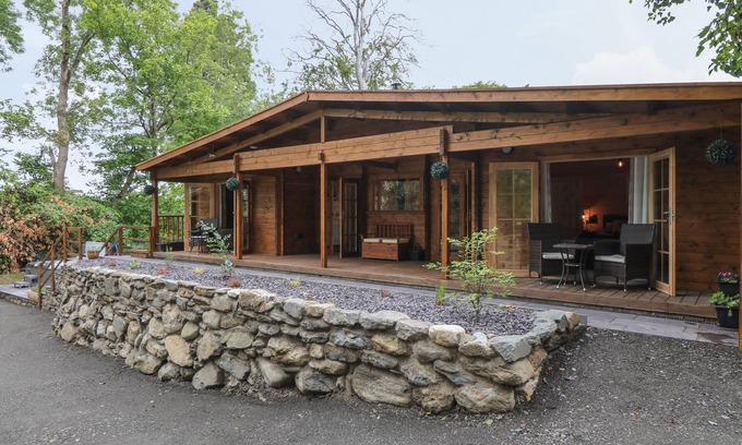 Bangor Cottage | BRYN DERWEN LODGE, pet friendly, luxury holiday cottage in Bethesda