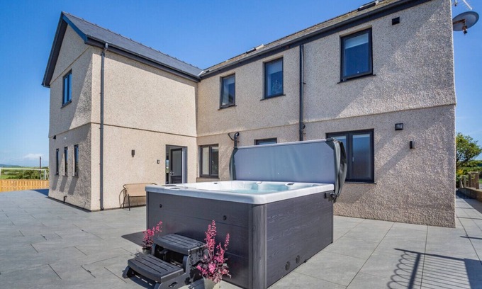 Garn Fadryn House | Bryn Deufor - Five Bedroom House, Sleeps 10