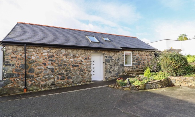 Llanegryn Cottage | BRYN EGLWYS BARN, pet friendly, character holiday cottage in Tywyn