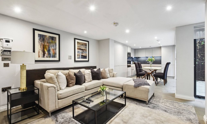 Westminster Apartment | Buckingham Palace by Aeria Apartments