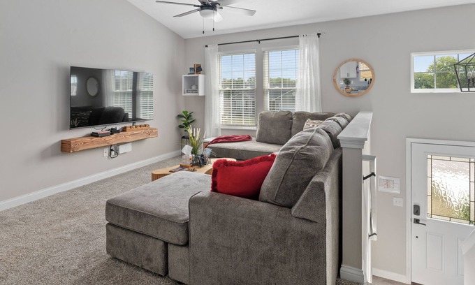 Dry Ridge House | Bud's Place: Family Friendly Spacious 5-bedroom 3 bath house with 3 KING BEDS