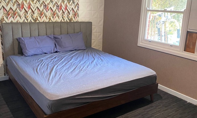 Lockridge House | Budget Accommodation/Entire house/ (well connected with public transport