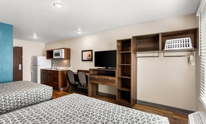 Port Saint Lucie Hotel | Budget Conscious Room w/Full Kitchen & Laundry Service - Off I-95