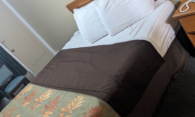 Hendersonville Hotel | Budget Daily/Weekly rentals at Rainbow Motel located in Hendersonville, NC.nn
