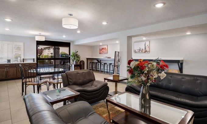 Ontario Hotel | Budget Deal at Ontario! Pool, Free Breakfast, Near Scotch Pines Golf Course