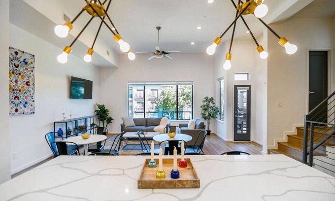 Montrose House | Buffalo Heights - Modern Luxury w Downtown Views