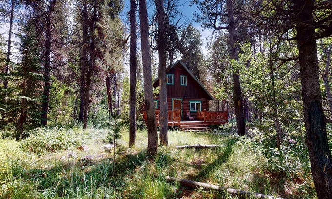 Island Park Cabin | Buffalo River Retreat *Free Wifi, 2Br+Loft, Sleeps 6, Minutes to Buffalo River