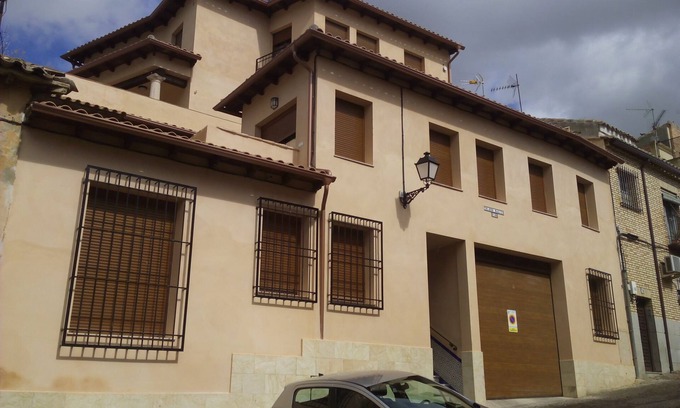 Toledo City Center House | BUILDING IN THE HISTORICAL CENTER, BETWEEN THE CATHEDRAL AND THE RIVER. 12-26 people.
