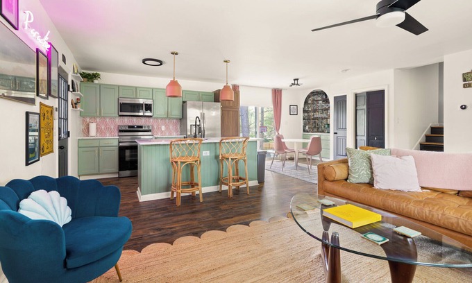 Durham House | Bull & Blossom Bungalow: Walk to Duke and enjoy Firepit, Yard + Pickleball