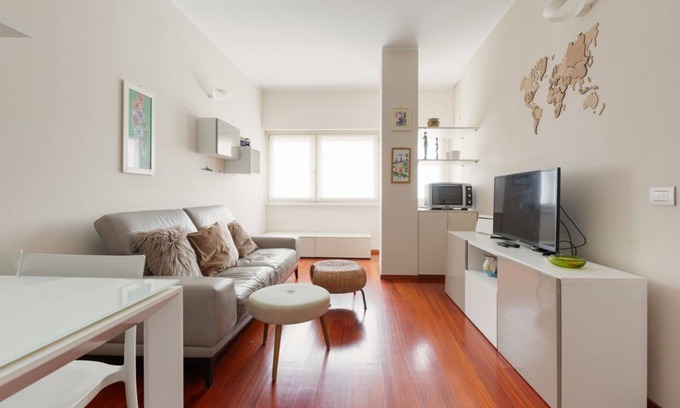 Bullona Apartment | Bullona Balcony Apt - M5 Jerusalem & Domodossola