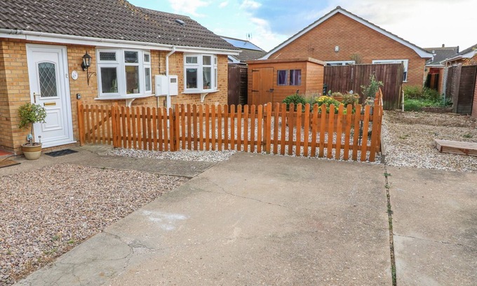 Skegness Cottage | BUMBLE BEE COTTAGE, pet friendly, with a garden in Skegness