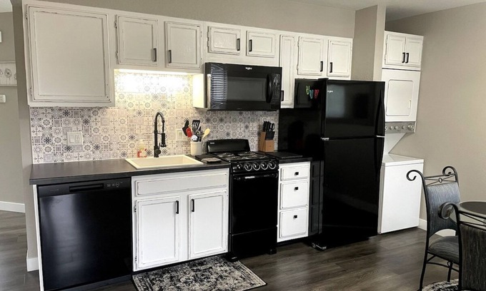 Table Rock House | Bumblebee Hollow · New Remodeled Luxury Condo By The Lake, No Stairs!