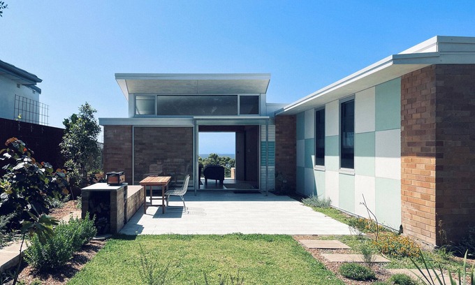 Sydney House | Bundeena Bush + Bird House. Full frontage to the Royal National Park.