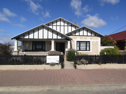 Dalrymple House | Bungalow at the Beach