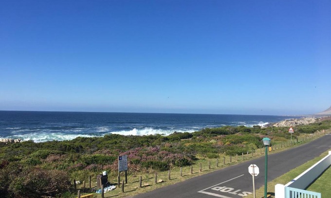 Kleinmond Apartment | Bungalow by the sea near Cape Town