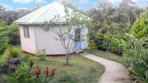 Le Robert House | Bungalow charmant avec piscine partagée à Le Robert