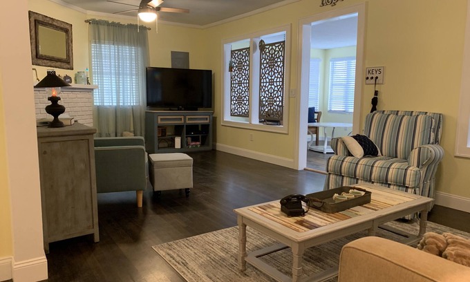 Tavares House | Bungalow close to Lake Dora, Big House, fishing, Mt Dora and downtown Tavares