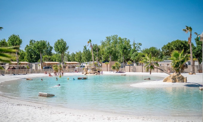 Vendres House | Bungalow 'Dans Camping 5 Étoiles' with Shared Pool, Wi-Fi and Air Conditioning