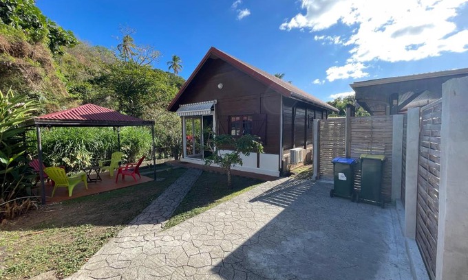 Le Carbet House | Bungalow Gaspardo , 2 chambres climatisées , à 2 mins à pied de la plage , wifi , jardin clos, parking ,sans vis-à-vis , Le Carbet