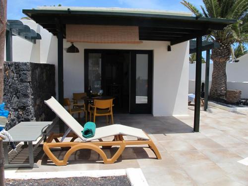 Costa Teguise Apartment | Bungalow GOA Pool view, Playa Roca residence sea front access - Free AC - Wifi