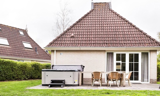 Eernewoude House | Bungalow near De Alde Feanen with Spa