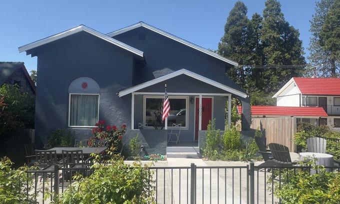 Mount Shasta House | Bungalow on the Boulevard in Mt. Shasta