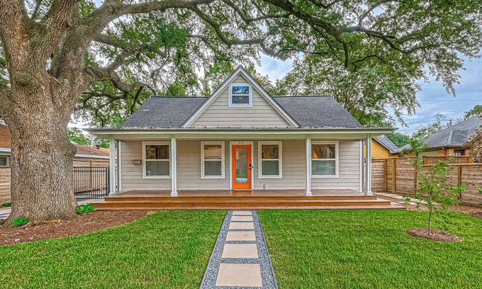 Northside House | Bungalow Retreat with Pool close to Downtown & Heights