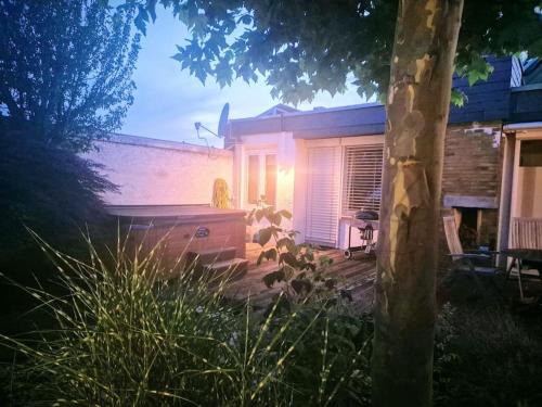 Eschborn Villa | Bungalow, Uneinsehbar, 8 Personen maximal, 3 Personen oben, 5 unten