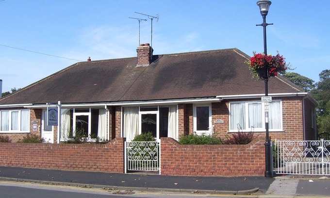 Sewerby House | Bungalow with enclosed pet friendly garden 5 mins to beach, Sewerby, Bridlington