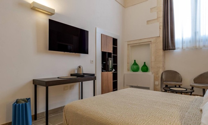 Martina Franca Apartment | Buone Maniere Exclusive Rooms Fico D'india room