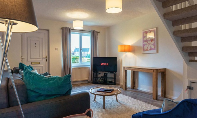 Little Stoke House | Burden close two bedroom house with garden