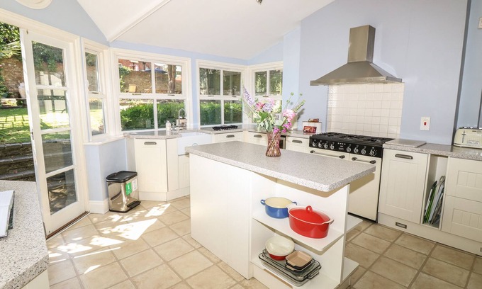 Ryde Cottage | BURFORD HOUSE, family friendly, character holiday cottage in Ryde