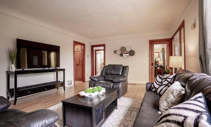 Burien House | Burien's 3-BR Middle Unit Retreat with Deck BBQ