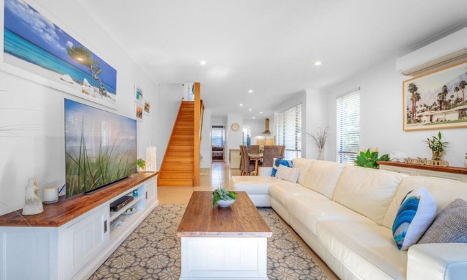 Burleigh Heads House | Burleigh Bliss Beach Retreat - 200m to Beach - Pet Friendly - 3bed3bath