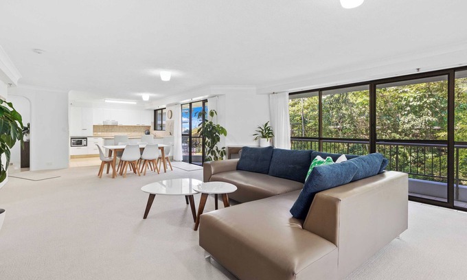 Burleigh Heads Apartment | Burleigh Headland 2 Bedroom Stay, just a stones throw from the beach!