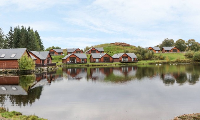 Foss Cottage | BURNSIDE LODGE (LODGE 1, GLENGOULANDIE), pet friendly in Aberfeldy