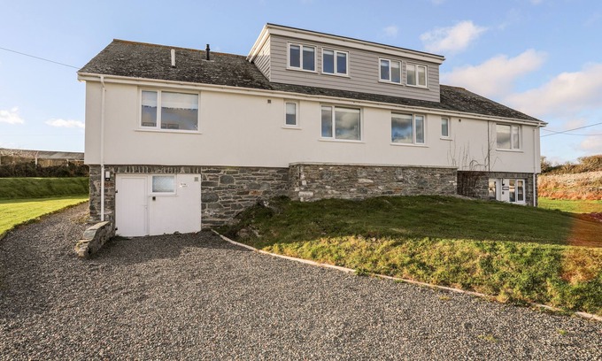Holyhead Cottage | BURTON APARTMENT, pet friendly, with a garden in Trearddur Bay