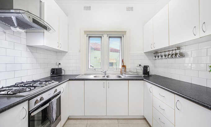 Burwood House | Burwood 3Br house close to train/shopping/parks